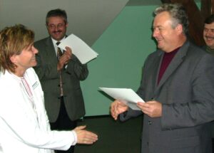 2006 Dr. Bärenfänger erhält Urkunde vom Oberbürgermeister der Stadt Mukachevo